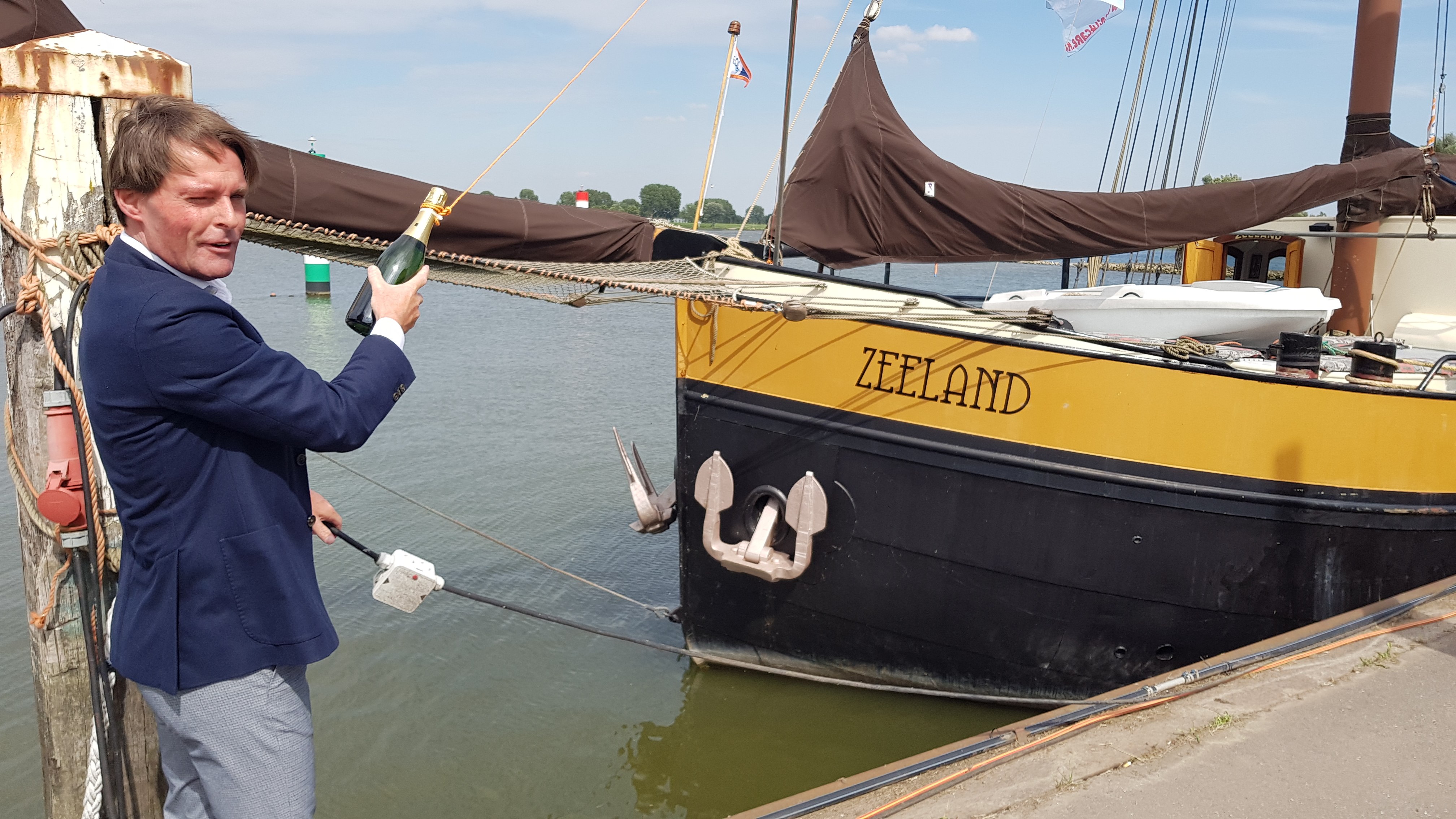 Schip De Zeeland opnieuw gedoopt Gemeente Hoeksche Waard