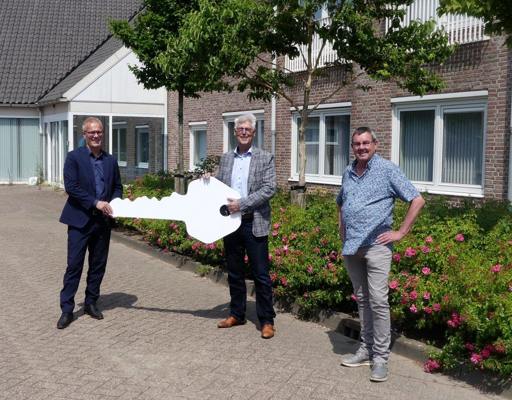 sleuteloverdracht gemeentehuis Numansdorp aan HW Wonen en Dorpshuisgroep