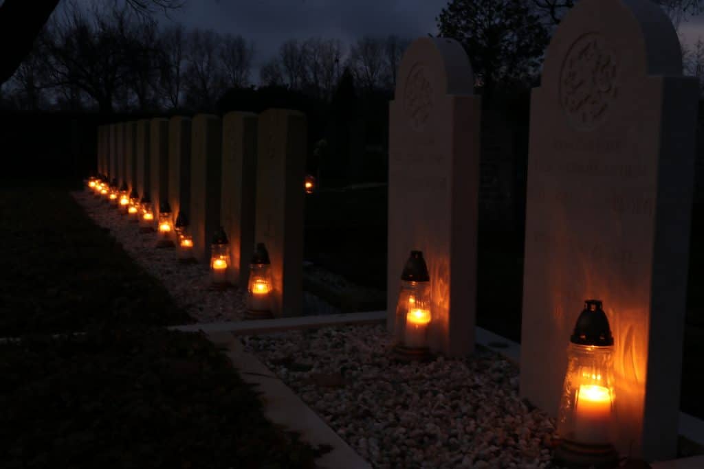 Lichtjes oorlogsgraven op kerstavond