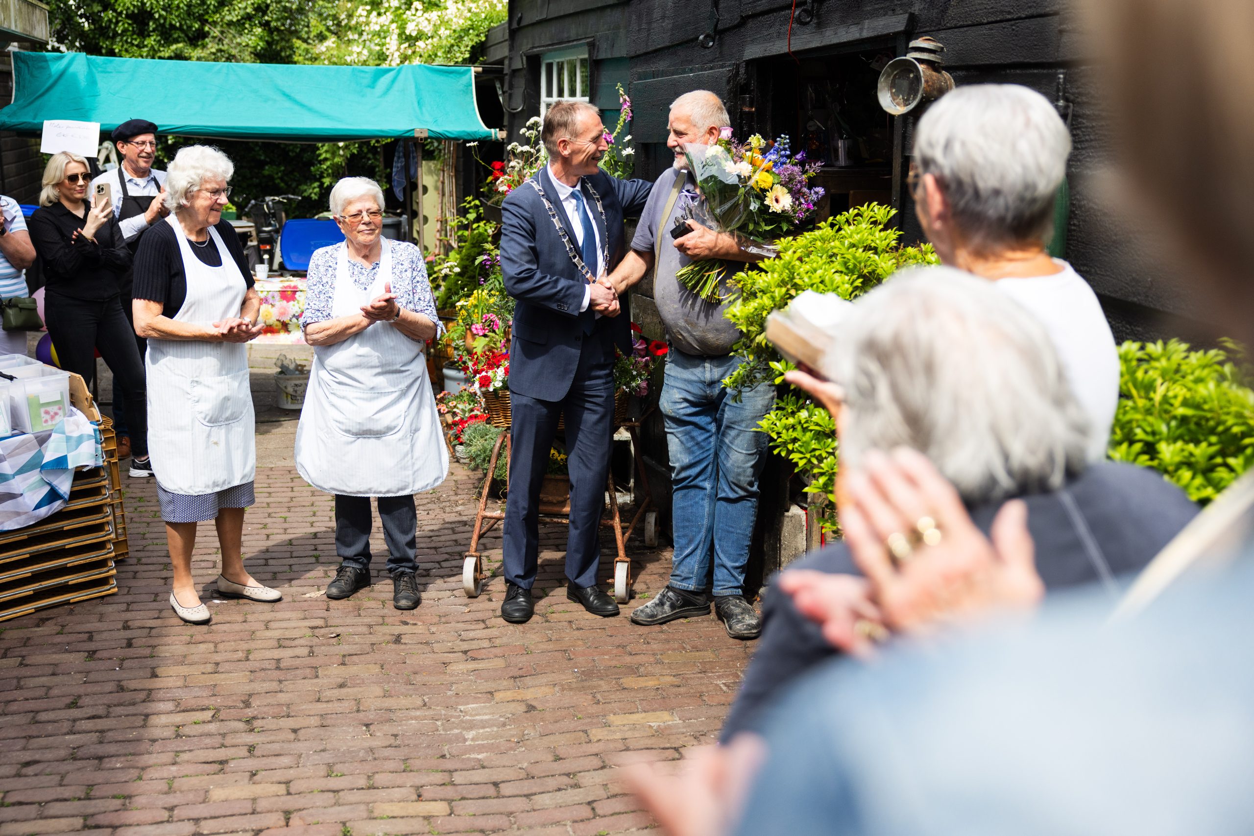 Waarderingsgeschenk gemeente Hoeksche Waard voor bakker Jan de Koning