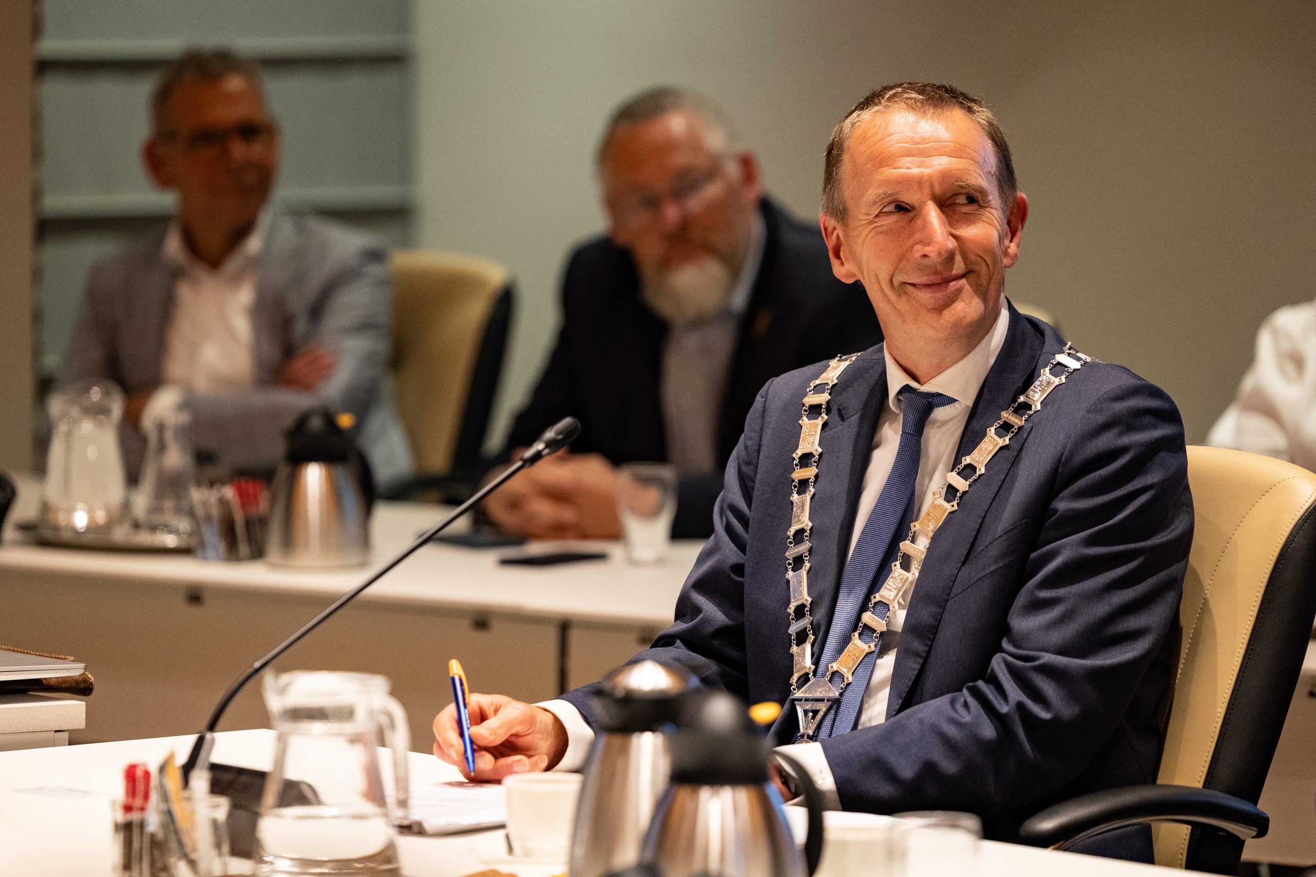 Gemeenteraad Hoeksche Waard neemt afscheid van waarnemend burgemeester Erik van Heijningen