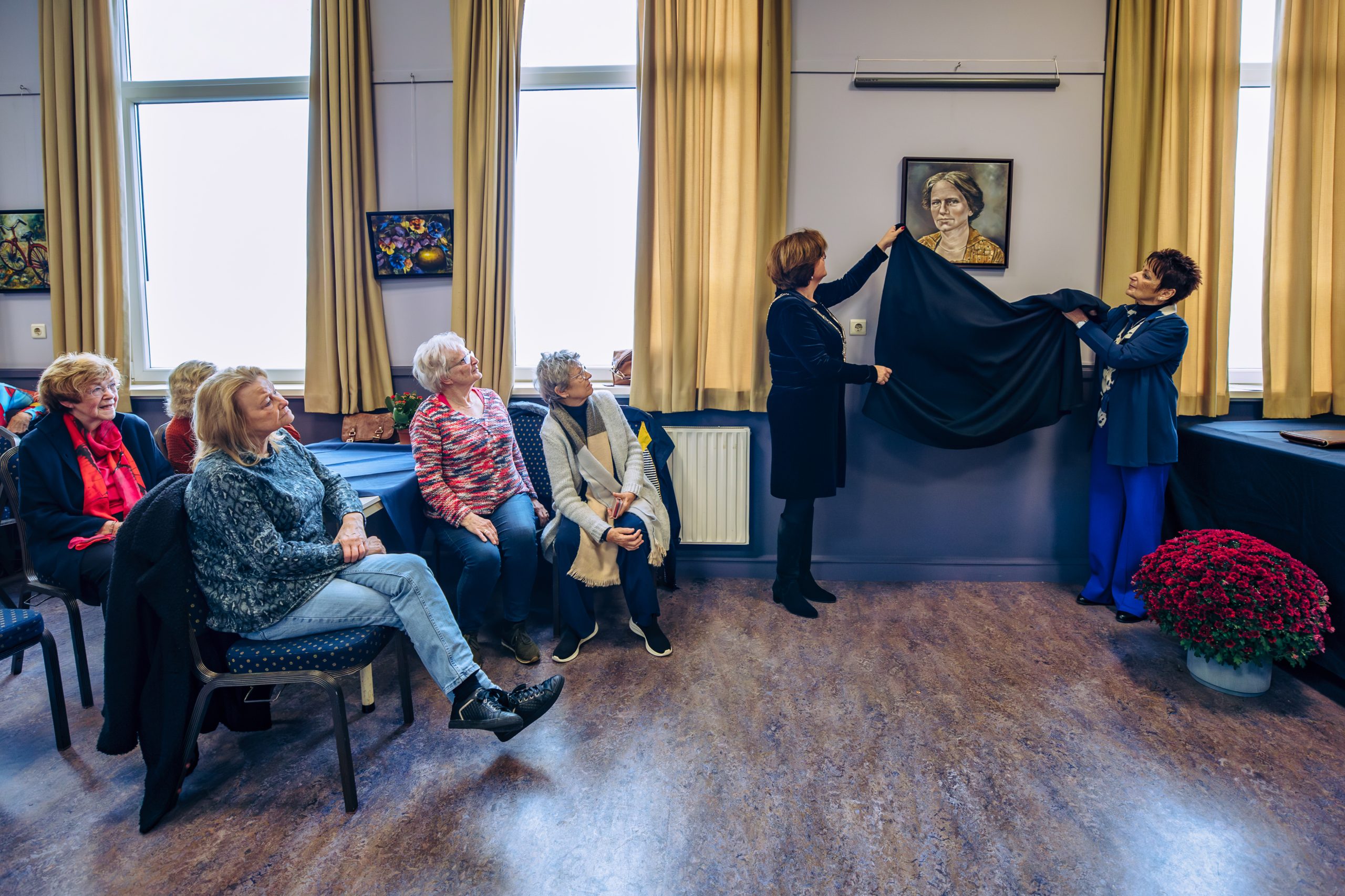 Burgemeester Marian Witte onthult borstbeeld en portret Suze Groeneweg