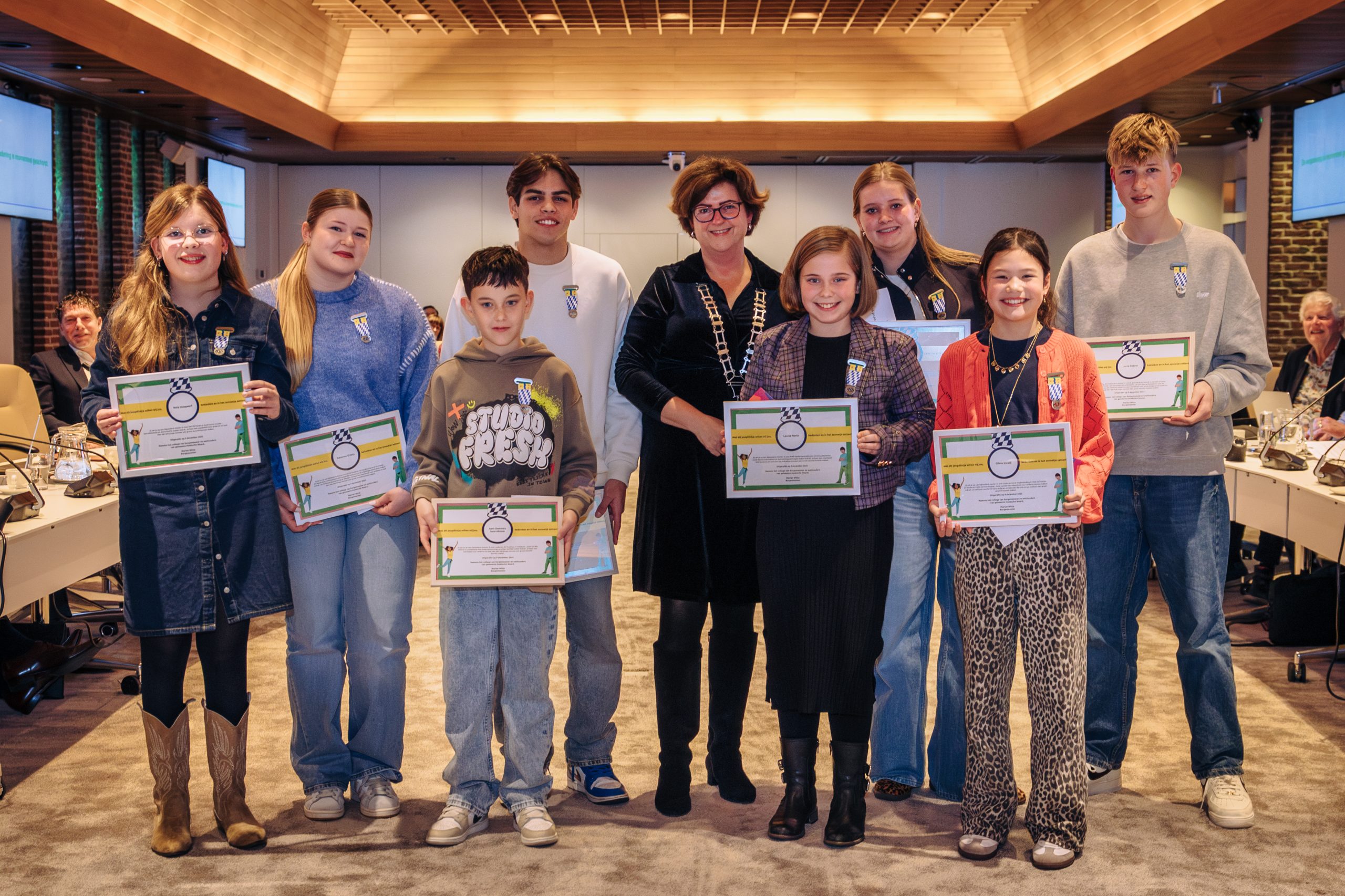 8 Hoeksche Waardse jongeren ontvangen eerste jeugdlintje