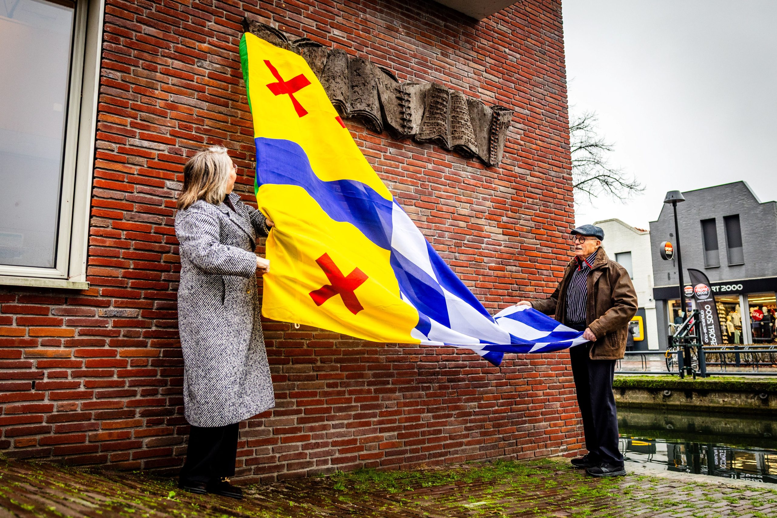 Kunstwerk 'De Vijf boeken' onthuld bij bibliotheek Oud-Beijerland Centrum